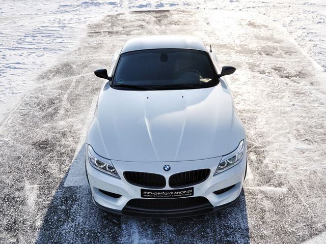 Кристально белый  BMW Z4 получает всесторонние обновления.